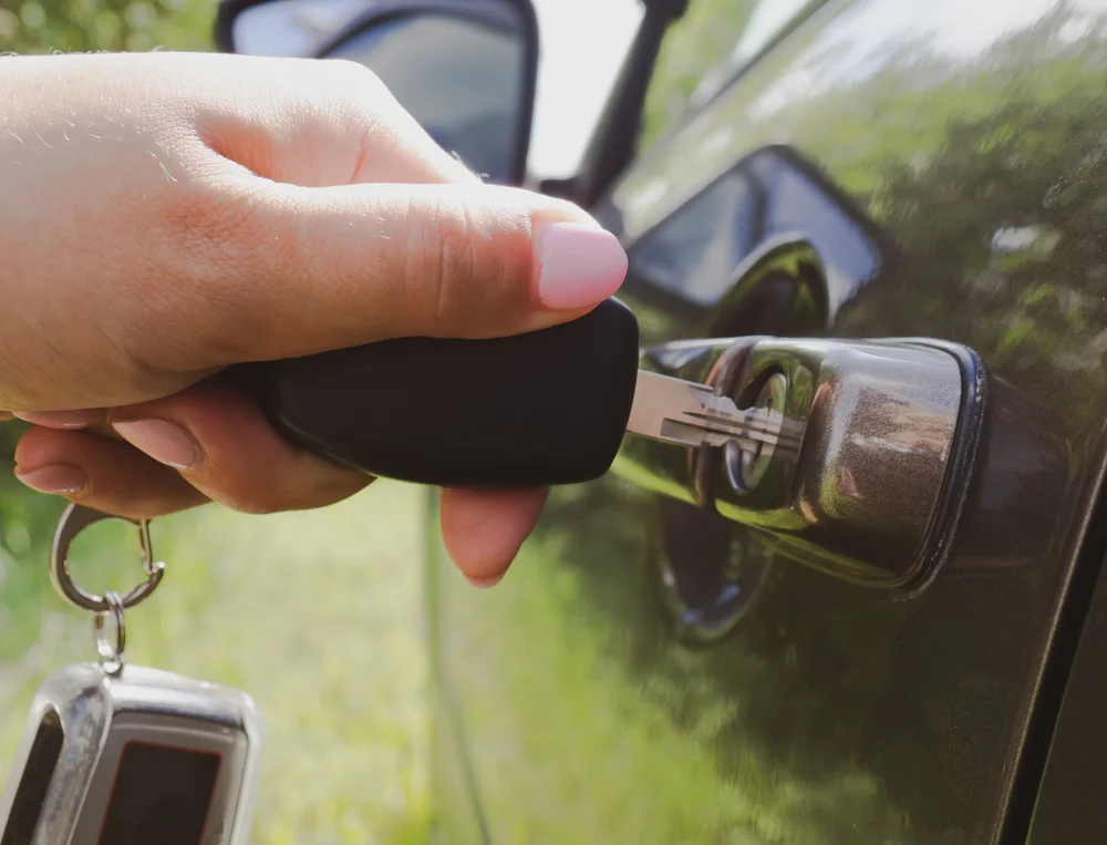 Conserto de fechaduras automotivas - Travas e vidros elétricos | Manutenção e instalação | Empresa de segurança